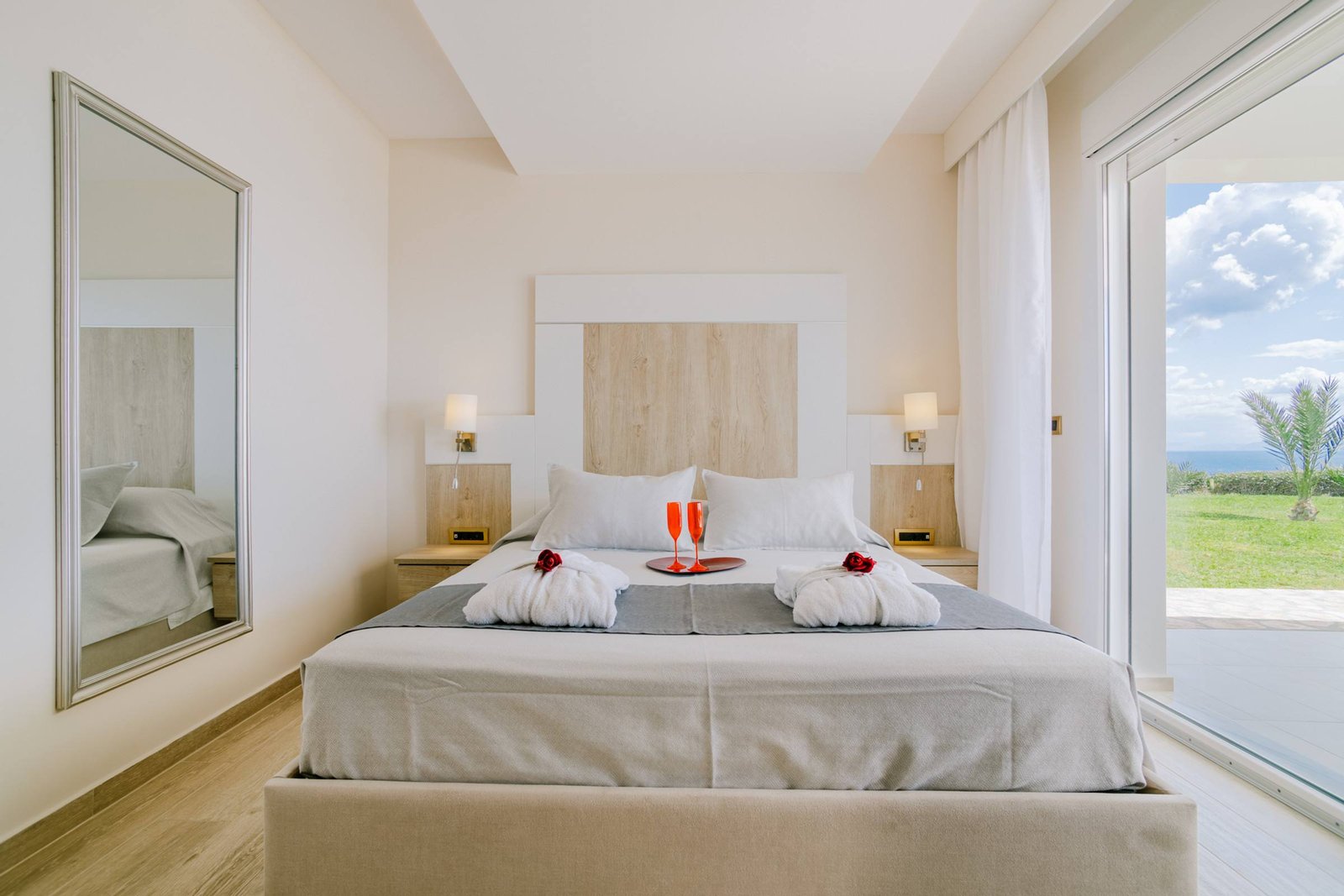 Bedroom with sliding doors opening to the sea view