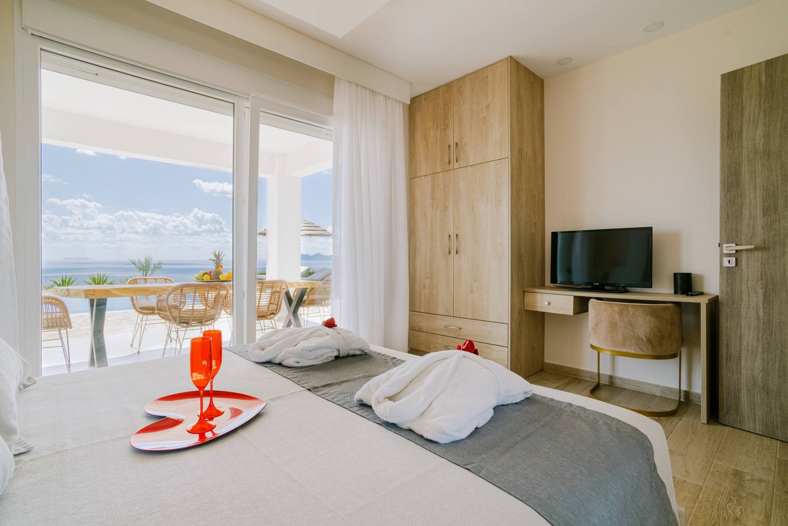 Bedroom with desk, TV and sea-view terrace
