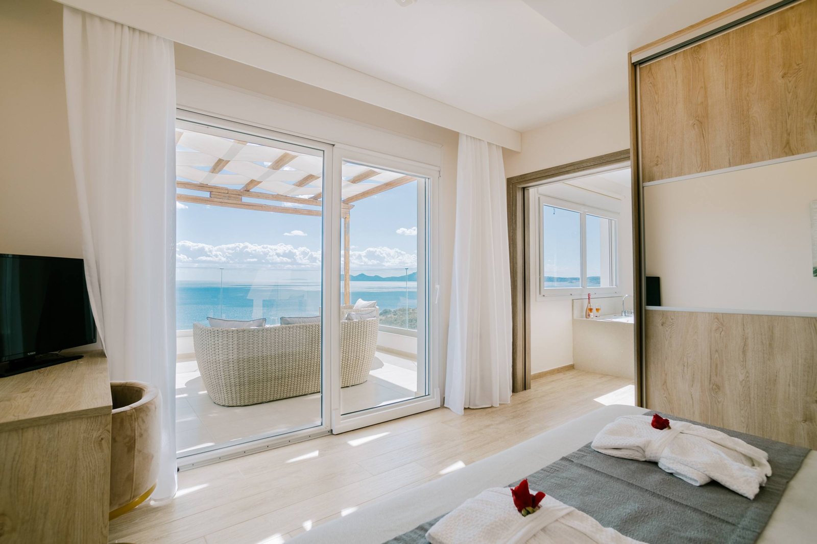 Bedroom with direct access to the sea-view balcony