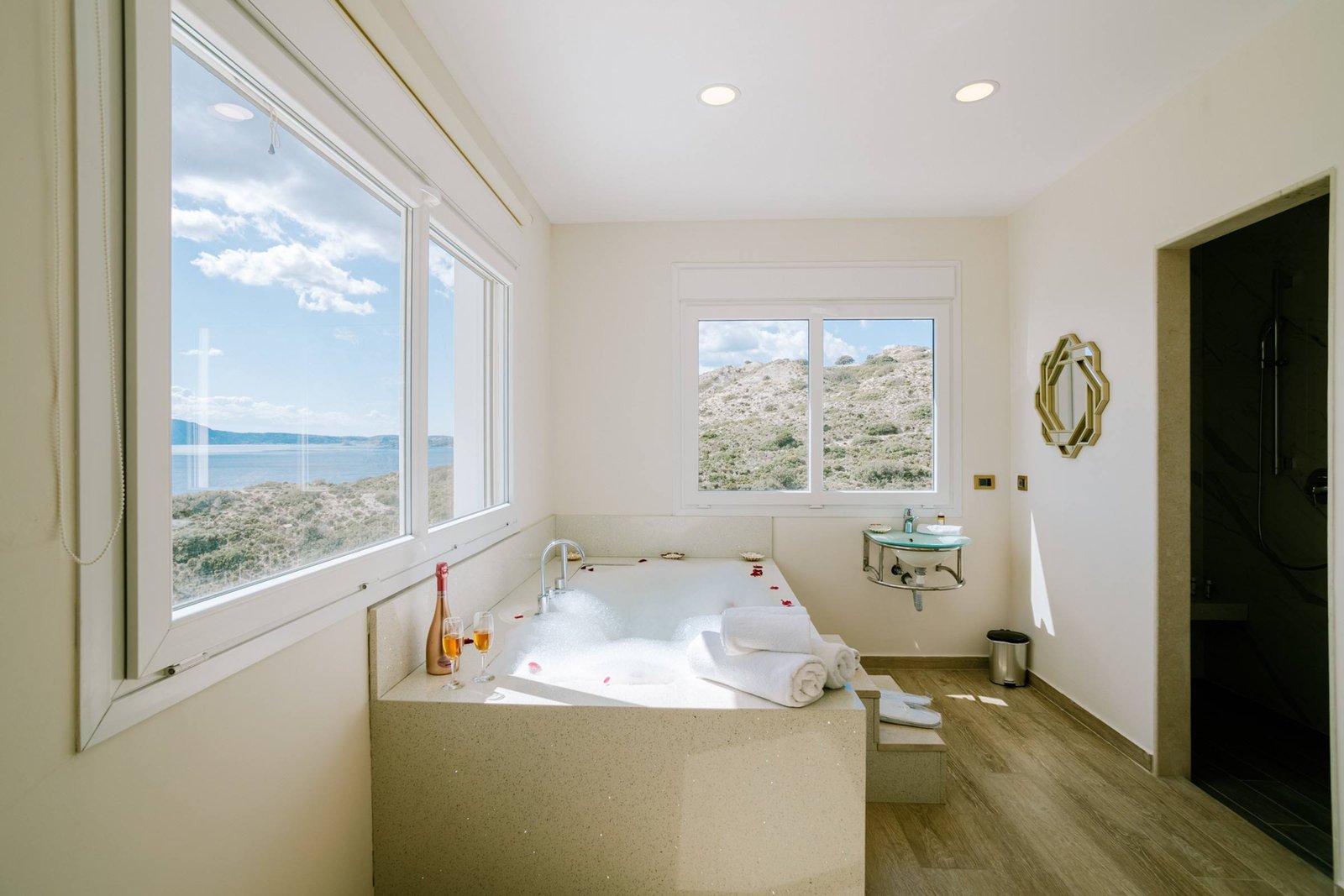 Jacuzzi bath with sea view in the master suite