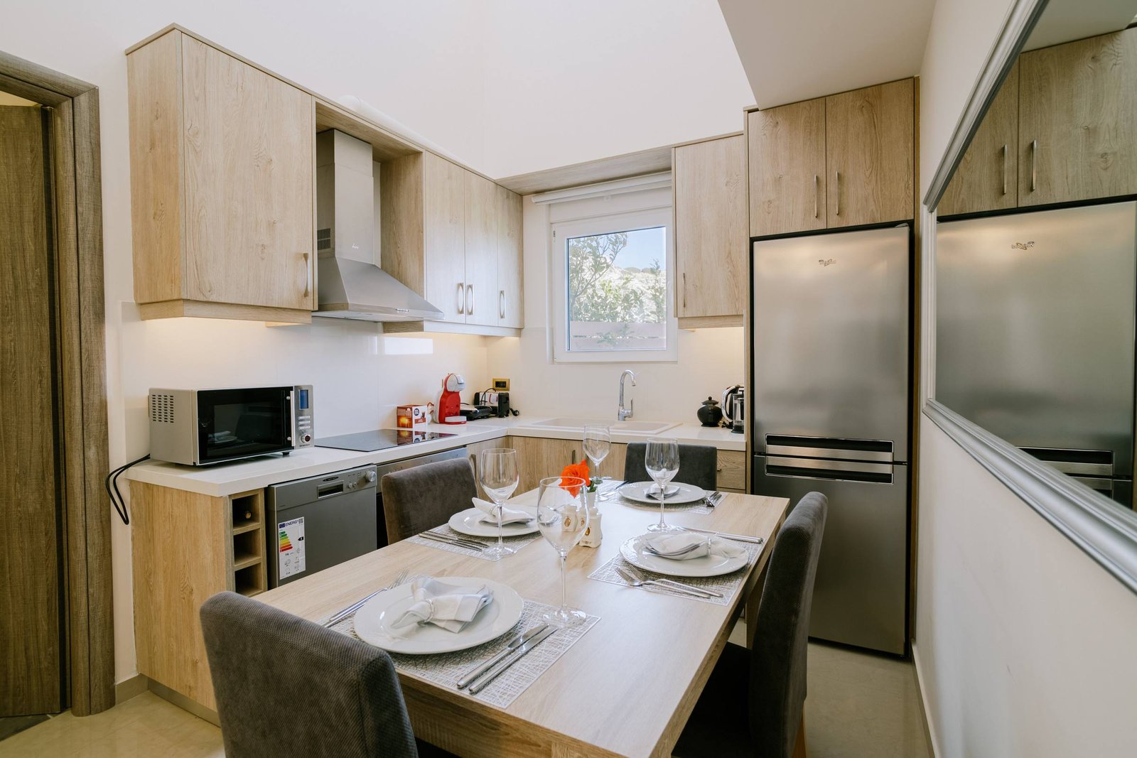 Fully equipped kitchen with dining table